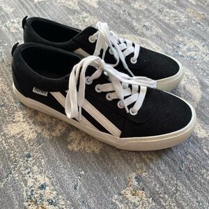 Black & White Hurley Lace Up Canvas Sneakers (Boys 5)